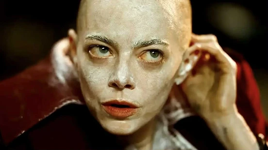 《暴蜂尼亞》評價好嗎？片名Bugonia意思？艾瑪史東狠剃光頭，5度與《可憐的東西》導演合作