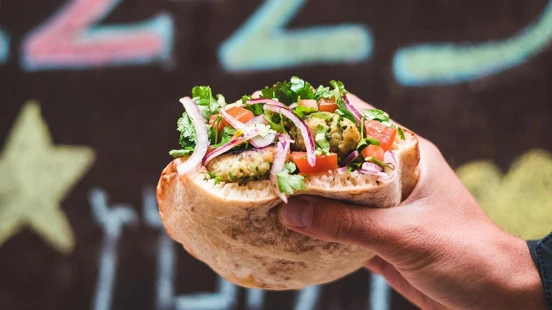 把地中海的飲食文化裝進皮塔裡：紐約爆紅「Miznon」臺灣首店開幕：從整顆火烤花椰菜、羊腹肉串背後的街頭日常