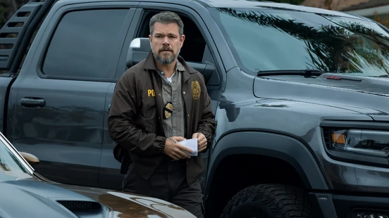 《全信沒收》結局：誰是內鬼？麥特戴蒙手上刺青意思？本以為是緝毒片，沒想到是部復古警匪推理片