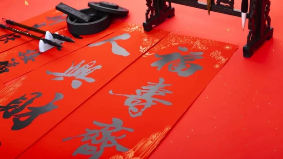 2026貼春聯全攻略！最佳吉時選擇、位置怎麼貼，禁忌＆習俗一次看