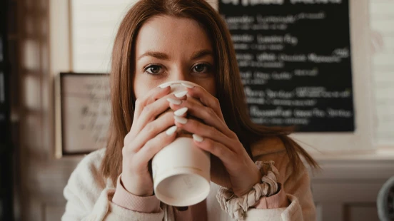 網實測「橄欖油＋檸檬汁」晨飲法：肌膚變亮、腹脹減少、代謝提升、能量也更穩定，如何自製&amp;怎麼喝一次看懂！