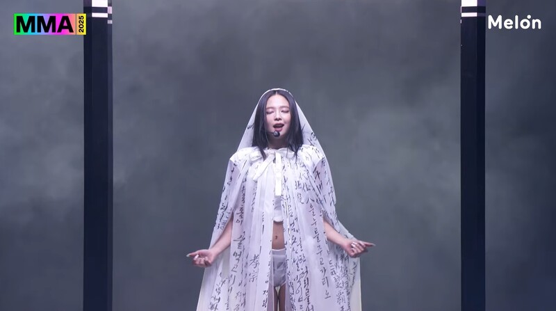 Jennie MMA舞台造型解析：每套衣裝背後的文化深意