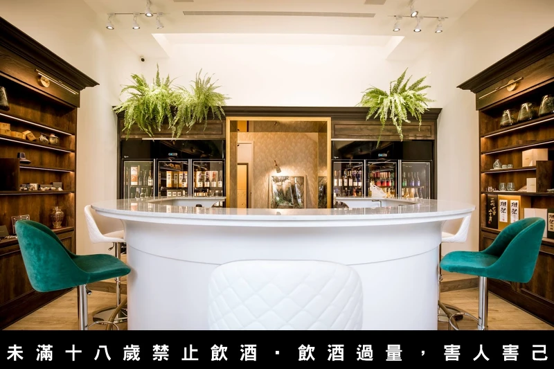 以吧台为整个空间的中心。