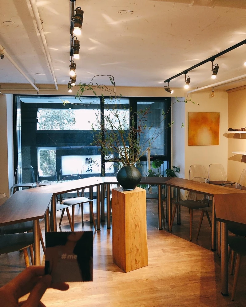 是简洁现代且富有设计感的风格清酒吧。