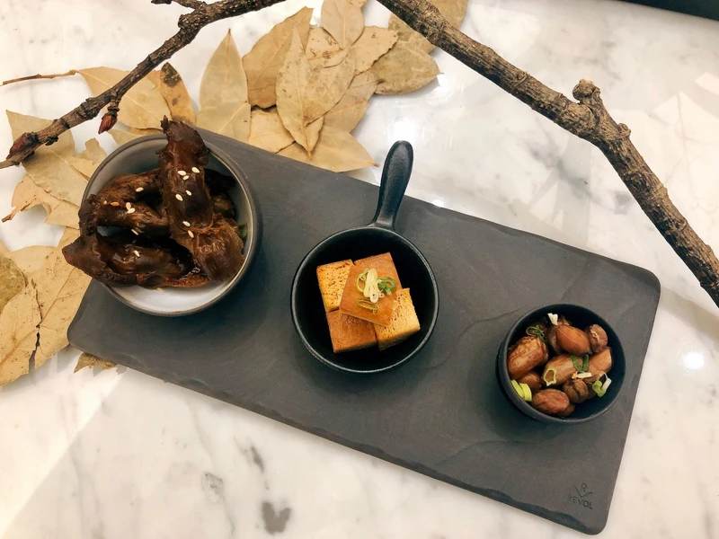 试图打破日本酒只能与日式料理搭配的框架，选择许多中式、异国料理搭配。