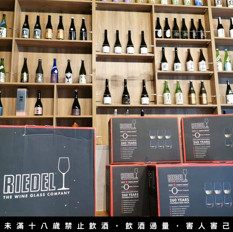 单杯饮用的杯子更是使用专业的 Riedel 特意为日本酒製作的大吟酿杯。