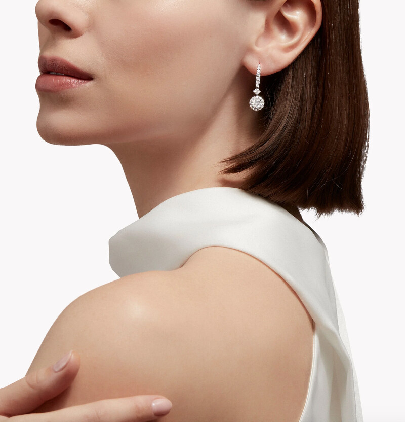 GRAFF Classic Graff Icon圓形鑽石耳環,鑽石共重3克拉,配以兩顆0.70克拉圓形鑽石,售價店洽 ↑ GRAFF Classic Graff Icon圓形鑽石耳環,鑽石共重3克拉,配以兩顆0.70克拉圓形鑽石,售價店洽 ↑