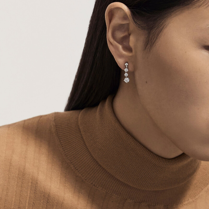 DE BEERS Arpeggia系列單行鑽石耳環 ,18K金鍍銠(可提升金屬耐用性與防褪色性),鑲嵌4顆爪鑲鑽石,中央主鑽0.64克拉,鑽石總重約1.3克拉,售價NT$419,000元 ↑ DE BEERS Arpeggia系列單行鑽石耳環 ,18K金鍍銠(可提升金屬耐用性與防褪色性),鑲嵌4顆爪鑲鑽石,中央主鑽0.64克拉,鑽石總重約1.3克拉,售價NT$419,000元 ↑