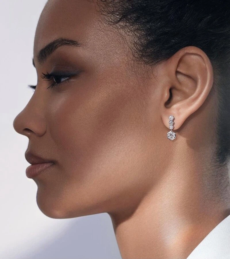 CHAUMET Bee My Love 白金鑽石耳環,鑲嵌2顆重0.5克拉的皇后式切割鑽石和六顆明亮式切割鑽石,售價電洽↑ CHAUMET Bee My Love 白金鑽石耳環,鑲嵌2顆重0.5克拉的皇后式切割鑽石和六顆明亮式切割鑽石,售價電洽↑