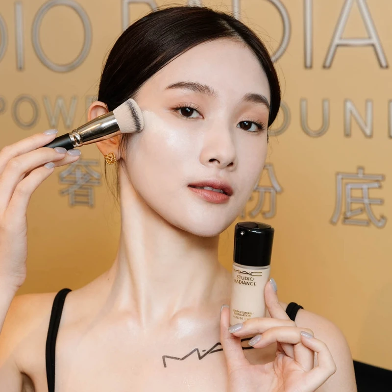 M.A.C超持妝奢緞粉底精華妝感示意。