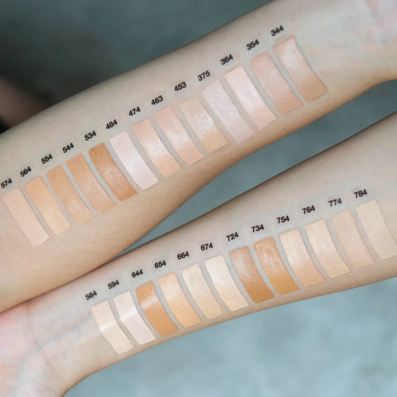 Shu Uemura植村秀無極限光澤水粉底SPF18/PA+++ 25色手部試色。