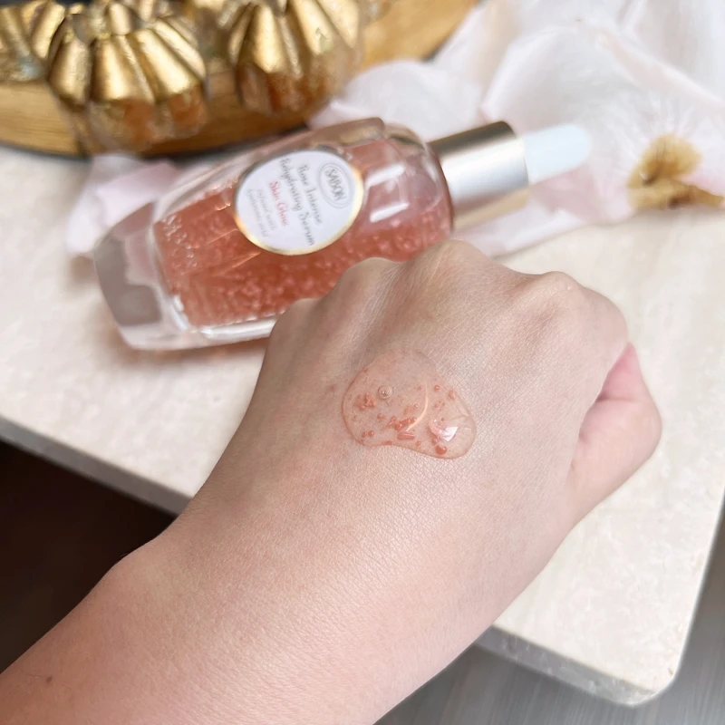 SABON大馬士革玫瑰光透精華液質地示意。 SABON大馬士革玫瑰光透精華液質地示意。