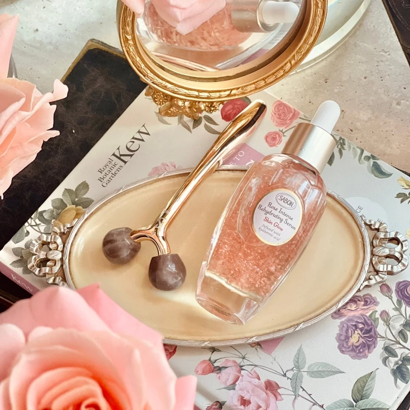 SABON大馬士革玫瑰光透精華液與臉部水晶按摩滾輪。 SABON大馬士革玫瑰光透精華液與臉部水晶按摩滾輪。