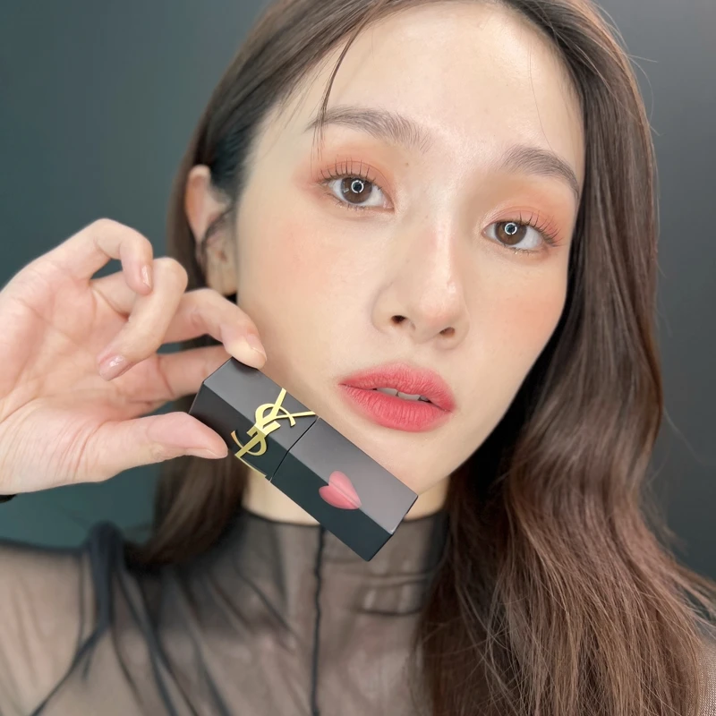 YSL奢華印記鎖吻霧唇釉#216模特兒實擦。