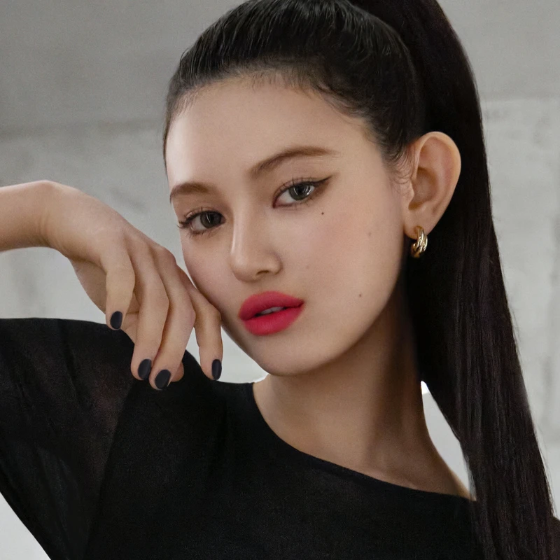 YSL彩妝大使DANIELLE擦上YSL奢華印記鎖吻霧唇釉#234莓好心動。