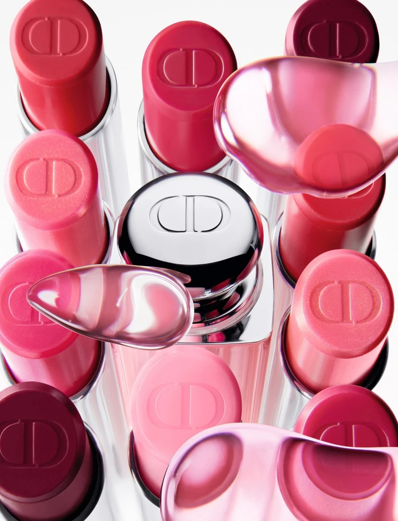 2025全新迪奧癮誘粉漾潤唇膏冷色調情境圖。