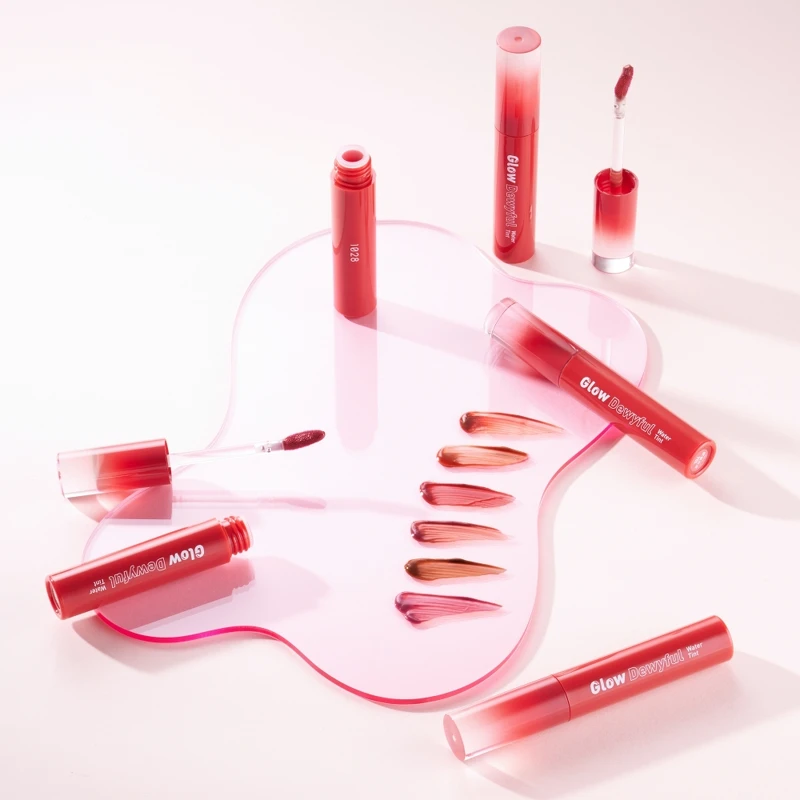 1028唇唇欲凍持色水光唇釉情境圖。1028唇唇欲凍持色水光唇釉情境圖。