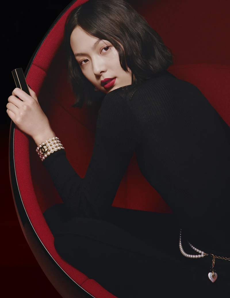 CHANEL香奈兒超炫耀的絲絨唇膏珍珠限定版情境照。