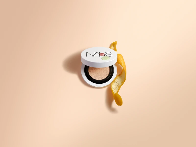 NARS 裸光凝亮水精華氣墊SPF 50+/PA++蕊芯11g，NT1,600。粉盒NT600。