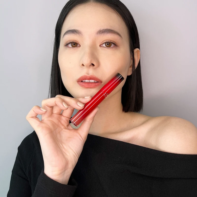 Armani Beauty亞曼尼完美絲絨訂製唇萃25週年限定版(#321)模特兒示範。