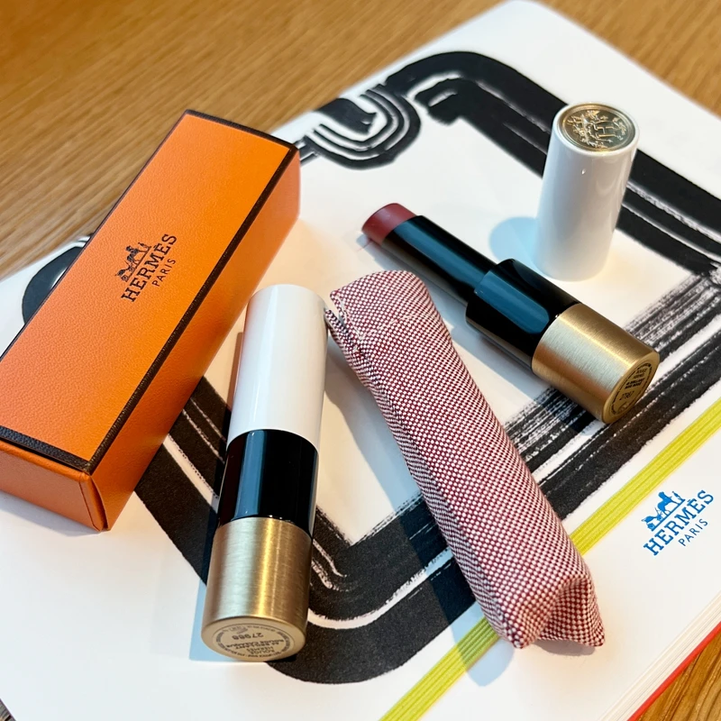 Hermes Rouge Brillant Silky愛馬仕絲柔亮澤唇膏與外盒。