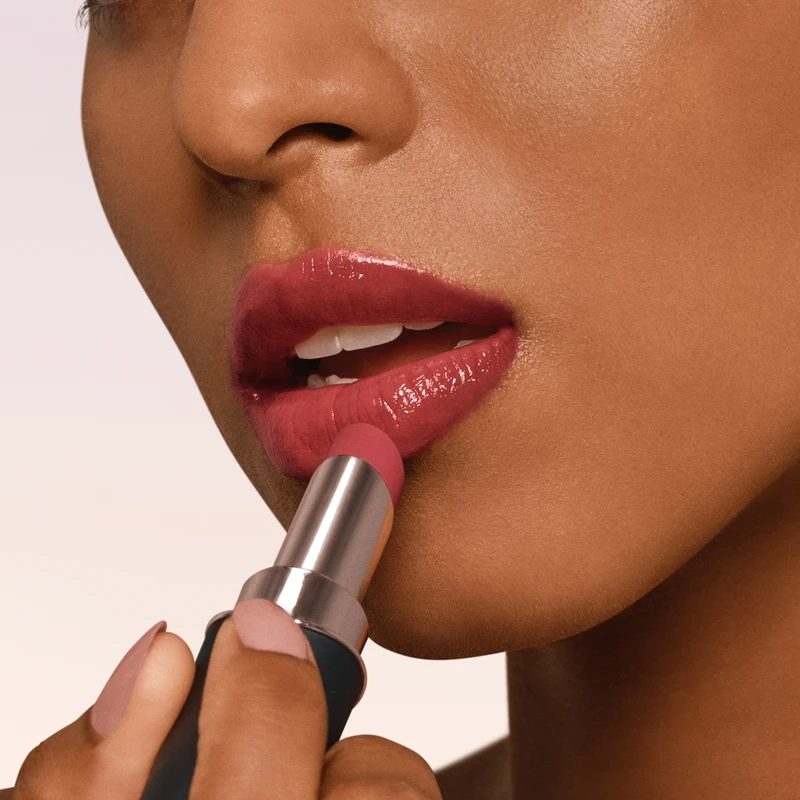 黛珂恆潤緞采唇膏(#20G)示範照。