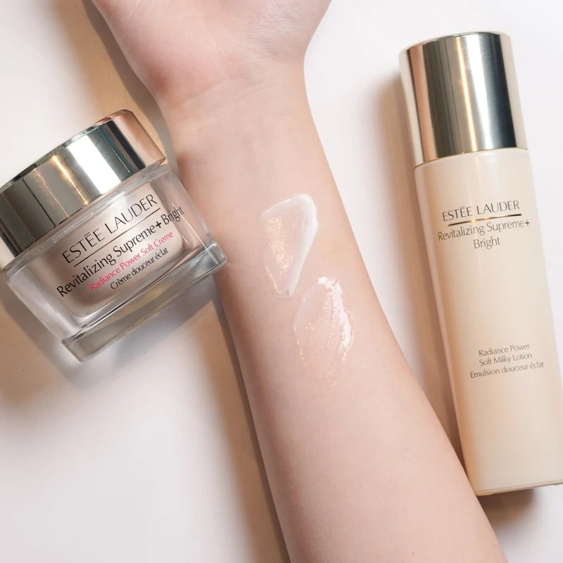 雅詩蘭黛年輕無敵亮白淡斑膠原霜、年輕無敵亮白淡斑水凝乳質地。 雅詩蘭黛年輕無敵亮白淡斑膠原霜、年輕無敵亮白淡斑水凝乳質地。