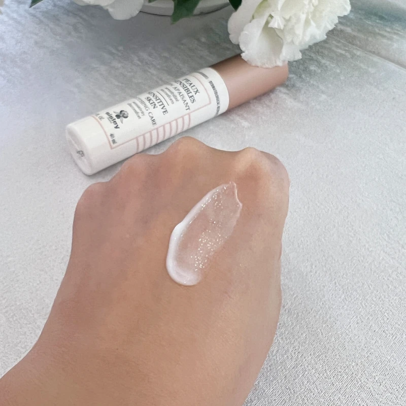 Sisley植物舒緩修復精華乳質地示意。 Sisley植物舒緩修復精華乳質地示意。