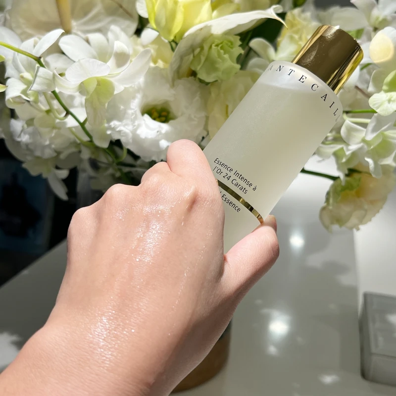 香緹卡極緻純金賦活精萃露質地。 香緹卡極緻純金賦活精萃露質地。