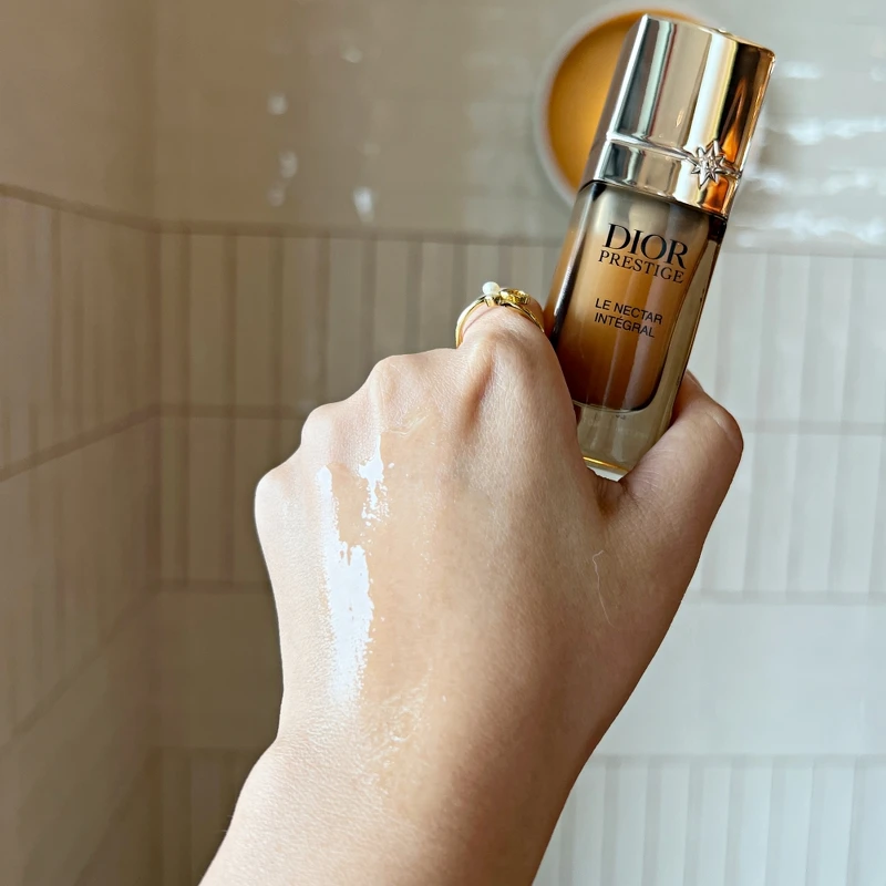 Dior迪奧極緻精萃玫瑰馥活油質地。 Dior迪奧極緻精萃玫瑰馥活油質地。