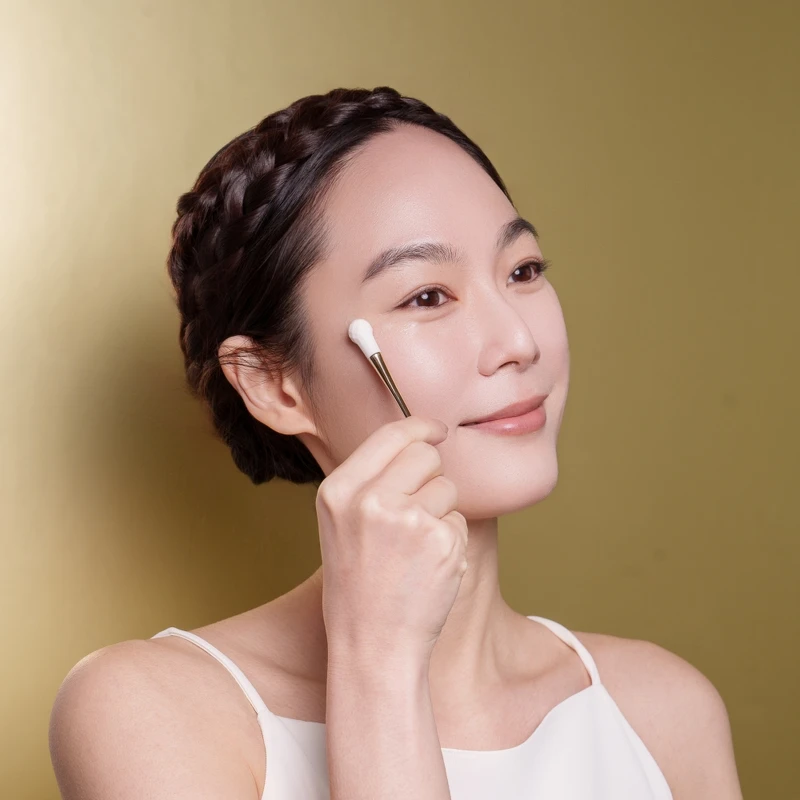 雅詩蘭黛冰瓷旋轉導入棒Model使用情境圖。 雅詩蘭黛冰瓷旋轉導入棒Model使用情境圖。