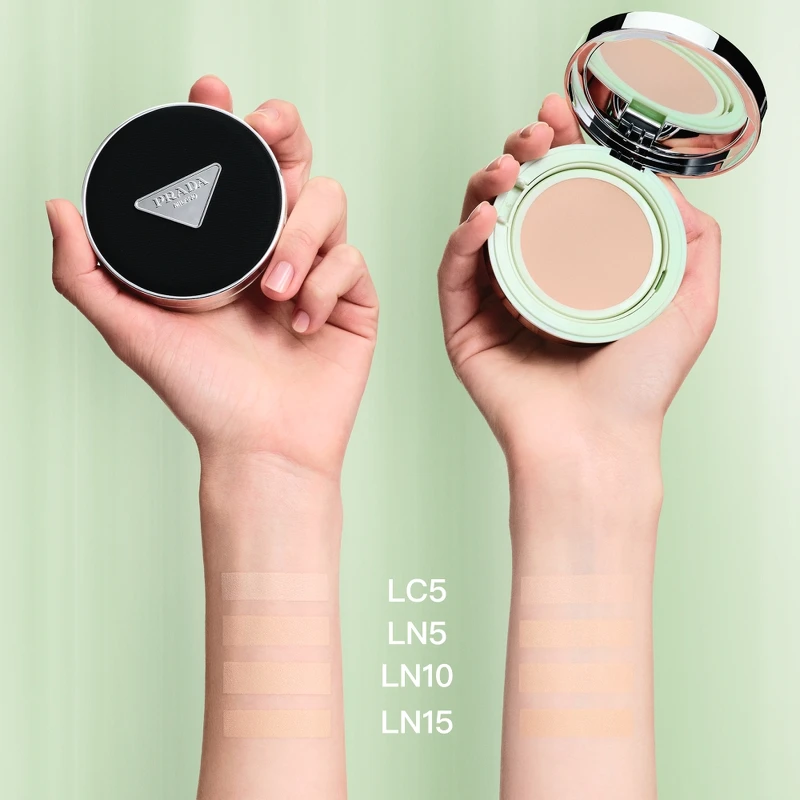 PRADA Beauty原生霧光尼龍氣墊手部試色。