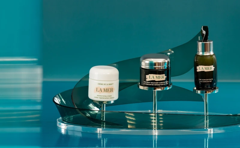 LA MER海洋拉娜(左)經典乳霜、(中)超濃萃特效修復精華、(右)濃萃雙重修復精華。 LA MER海洋拉娜(左)經典乳霜、(中)超濃萃特效修復精華、(右)濃萃雙重修復精華。