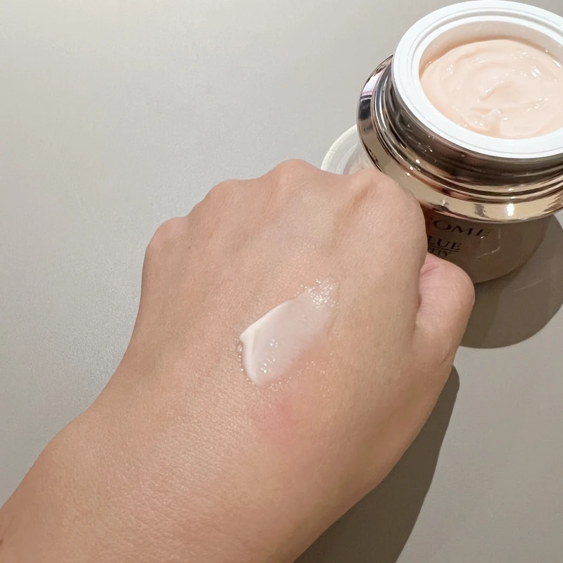 蘭蔻絕對完美永生玫瑰逆齡乳霜質地。 蘭蔻絕對完美永生玫瑰逆齡乳霜質地。