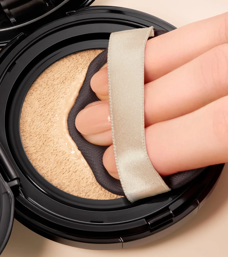 MAQuillAGE心機彩粧水蜜光精華無瑕氣墊中內附「水滴型粉撲」，可精準上妝，簡單不失手。