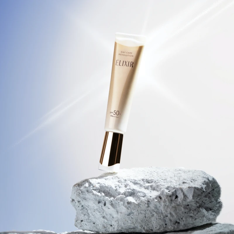 ELIXIR怡麗絲爾膠原彈潤多效美肌乳SPF50+/PA++++情境圖。 ELIXIR怡麗絲爾膠原彈潤多效美肌乳SPF50+/PA++++情境圖。