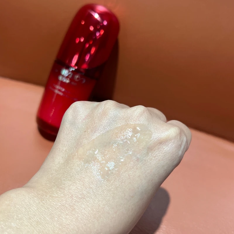 資生堂國際櫃紅妍山茶花修護精華質地。 資生堂國際櫃紅妍山茶花修護精華質地。