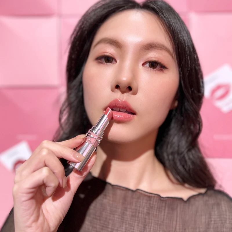 YSL情挑誘光水唇膏#214告白裸粉實擦試色。