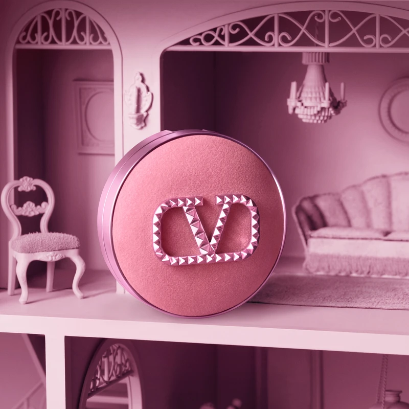 VALENTINO高訂光感氣墊粉餅夢境粉限定版形象圖。