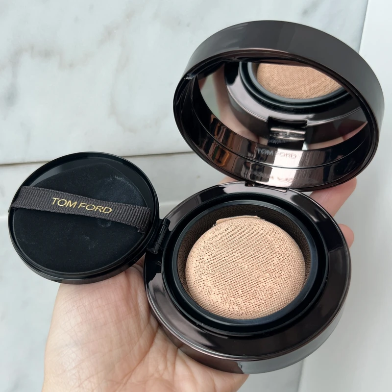 TOM FORD立體光影柔霧氣墊粉餅SPF40/PA+++(共9色)，一盒一蕊NT3,000、粉蕊NT2,100