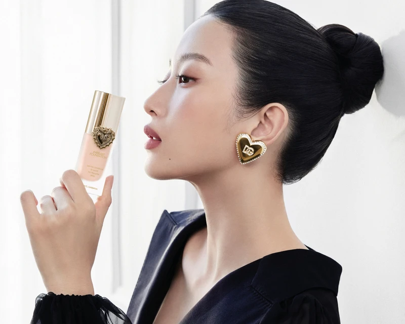 Dolce&Gabbana摯愛柔霧無瑕粉底液與Dolce & Gabbana Beauty全球品牌大使文佳瑛。Dolce&Gabbana摯愛柔霧無瑕粉底液與Dolce & Gabbana Beauty全球品牌大使文佳瑛。
