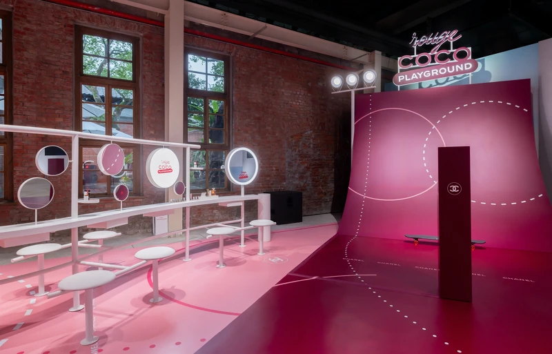 香奈兒COCO玩色遊樂園的COCO滑板快拍。 香奈兒COCO玩色遊樂園的COCO滑板快拍。