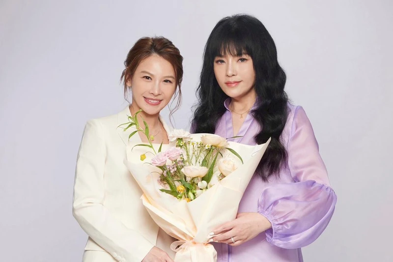 Oui Organic創辦人艾莉絲與唐綺陽老師合照。 Oui Organic創辦人艾莉絲與唐綺陽老師合照。