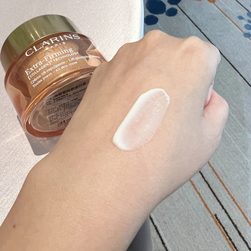 克蘭詩煥顏緊緻膠原日霜質地。 克蘭詩煥顏緊緻膠原日霜質地。