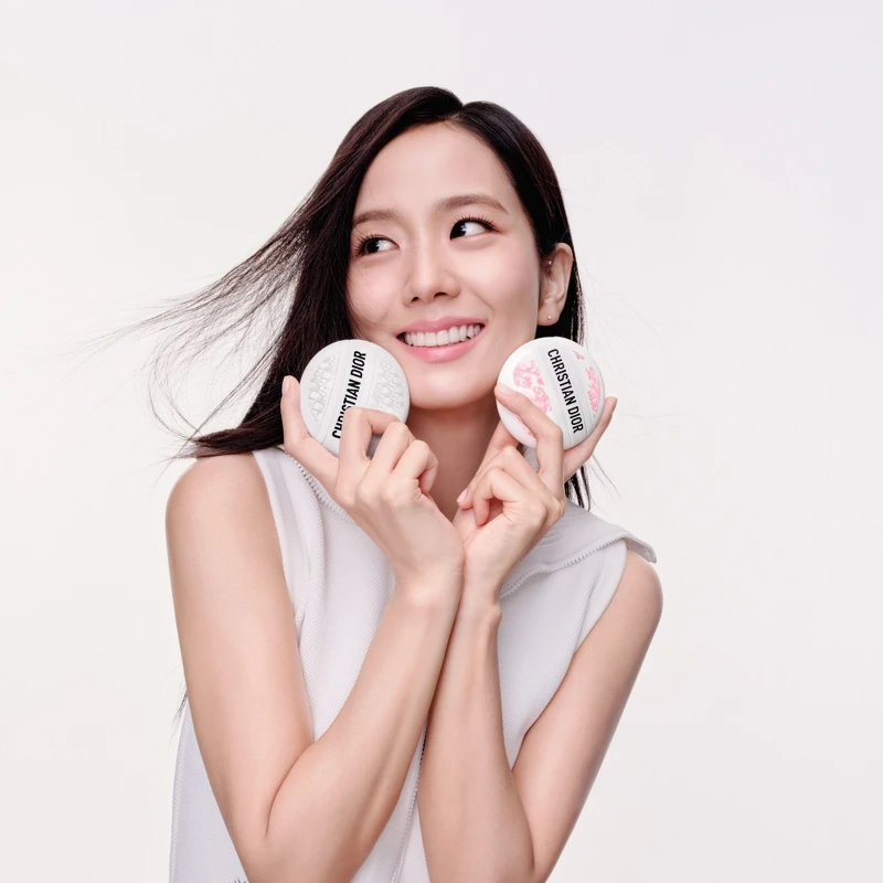 迪奧全球品牌大使智秀Jisoo演繹迪奧緹花全能修護霜與2025年的粉紅約伊限量版。 迪奧全球品牌大使智秀Jisoo演繹迪奧緹花全能修護霜與2025年的粉紅約伊限量版。