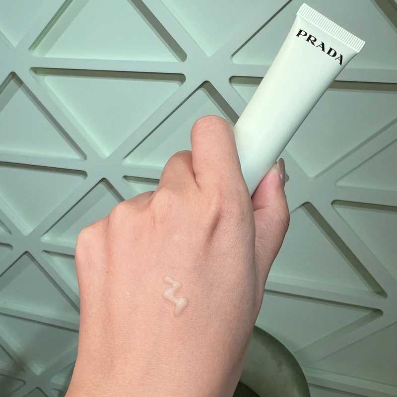 PRADA柔焦妝前30ml,NT2,200 PRADA柔焦妝前30ml,NT2,200