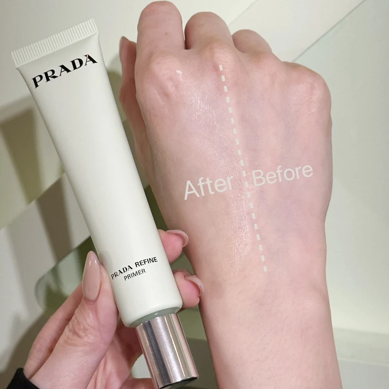 PRADA柔焦妝前使用前後示意圖。 PRADA柔焦妝前使用前後示意圖。