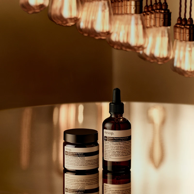 (左)Aesop Lucent Facial Refiner澄瑩亮采煥膚面膜60ml，NT2,750、(右)Lucent Facial Concentrate澄瑩面部精華素60ml，NT3,900