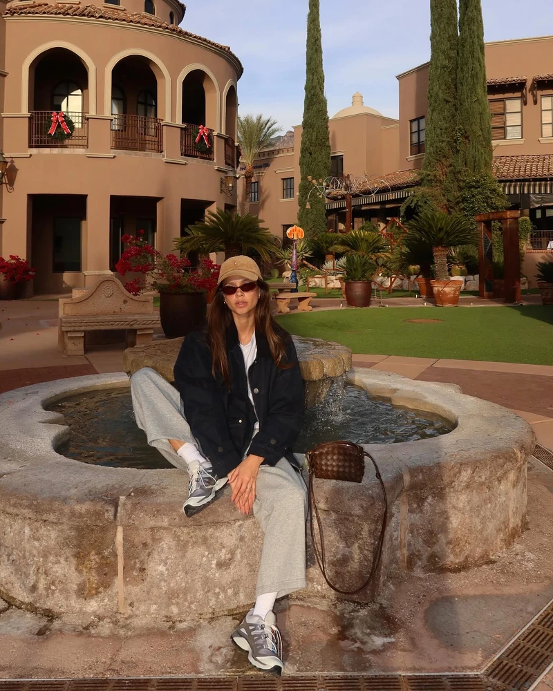 Salomon运动鞋搭白T的极简通勤风格穿搭