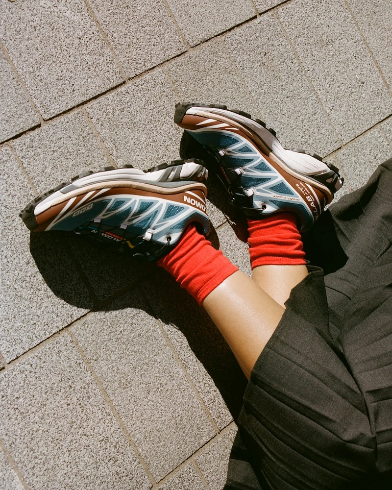 穿搭Salomon鞋款时搭配袜子以修饰腿部比例的造型